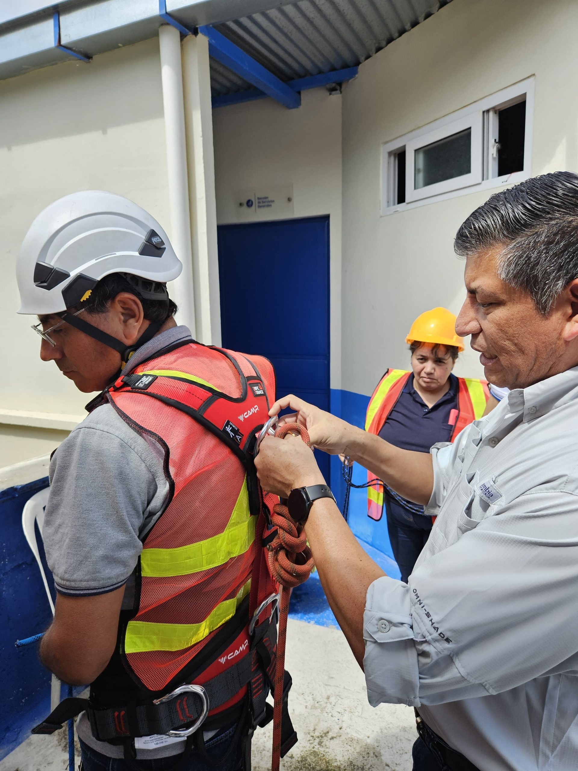 Personal del INE recibe capacitaciones para garantizar una respuesta eficiente ante situaciones de emergencia.
